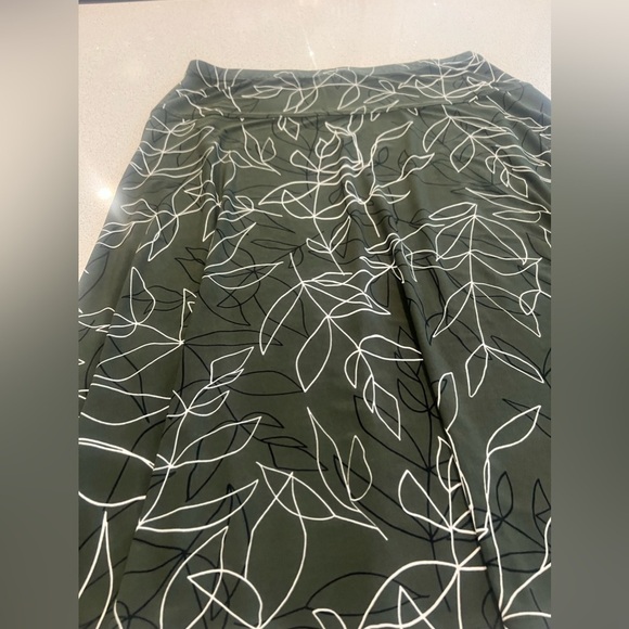 Roz & Ali Green with Black and White Leaf Pattern Flare Stretchy Skirt - Picture 7 of 11